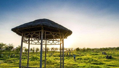 长亭：中国古典诗词常用典故之一，如柳永《雨霖铃》