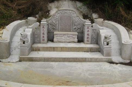 怎么看坟地风水的好差?风水师下葬口诀有哪些?