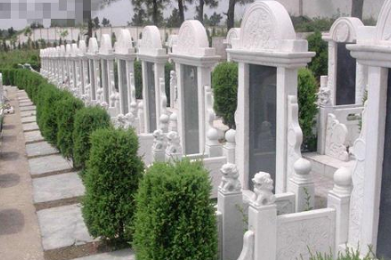 怎么看坟地风水的好差?风水师下葬口诀有哪些?