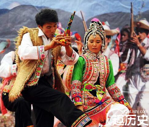 楚雄彝族男子服饰特点 凉山区彝族妇女服饰特点
