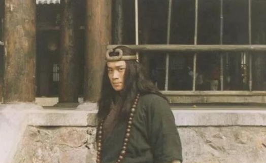 水浒传武松敬鲁达怕宋江，武松为什么会怕宋江？