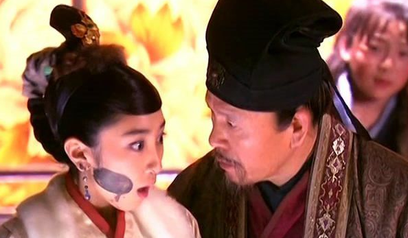 朱子柳的后人朱长龄与昆仑掌门何太冲武功谁高？