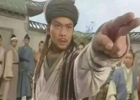 乔峰曾当过很长一段时间的丐帮帮主，为什么他在决斗是几乎从来不用打狗棒法呢？