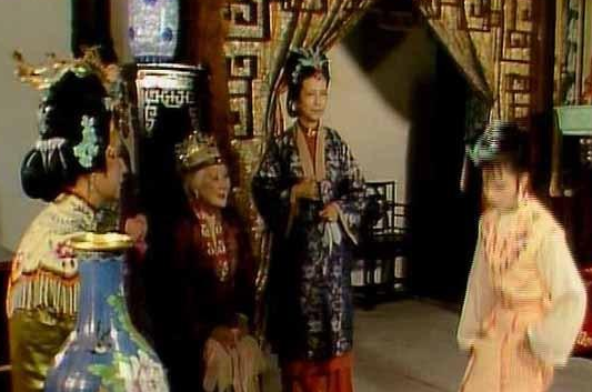 南安太妃过府拜寿为什么要单独召见探春？探春带上黛玉是有意还是无意？