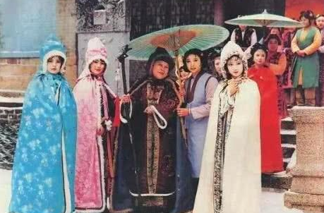 关于爱情青春和命运，《红楼梦》三场大雪每一场都美得凄凉！